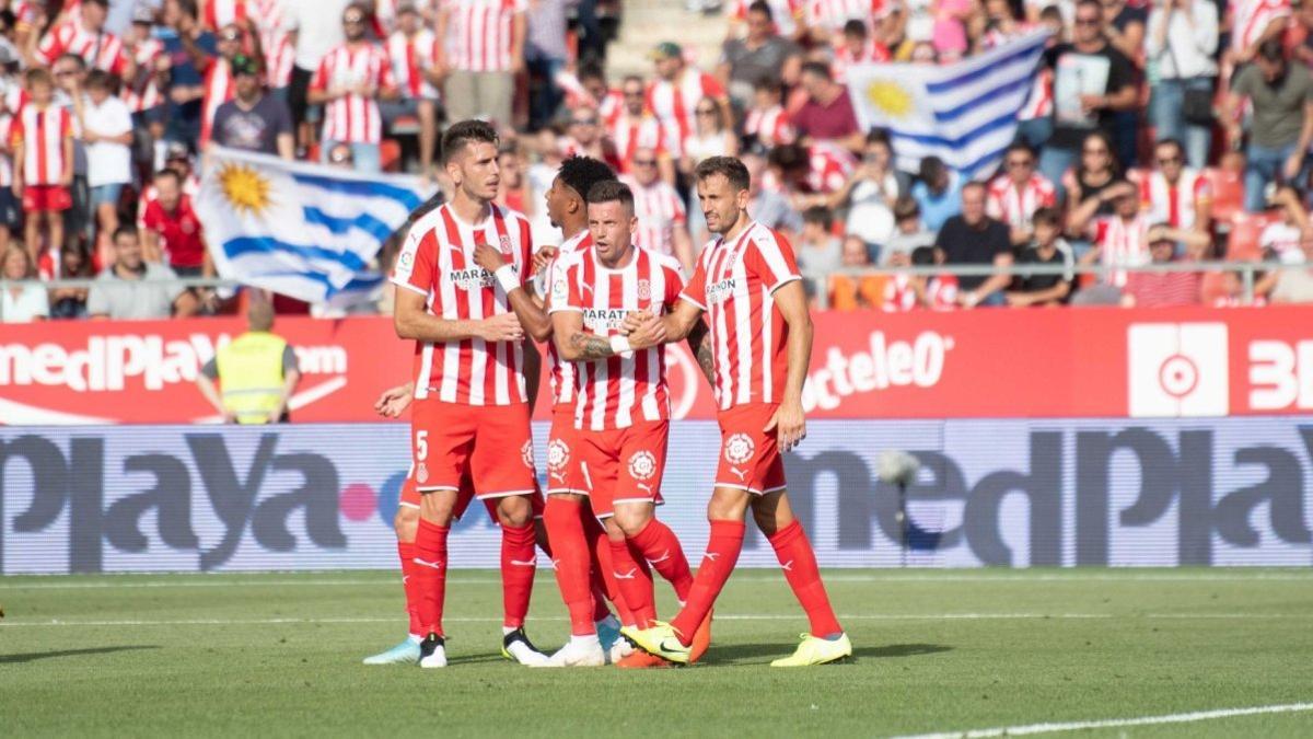 Stuani, felicitado tras marcar el penalti.