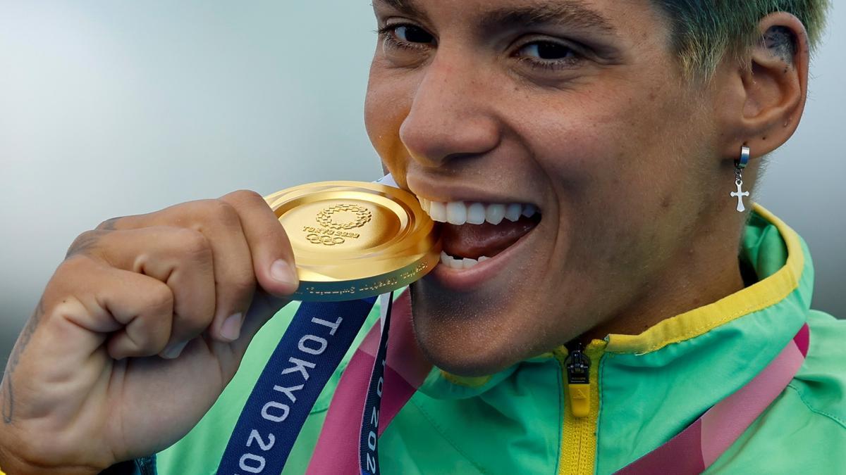 La brasileña Ana Marcela Cunha, con su medalla de oro de natación en aguas abiertas.