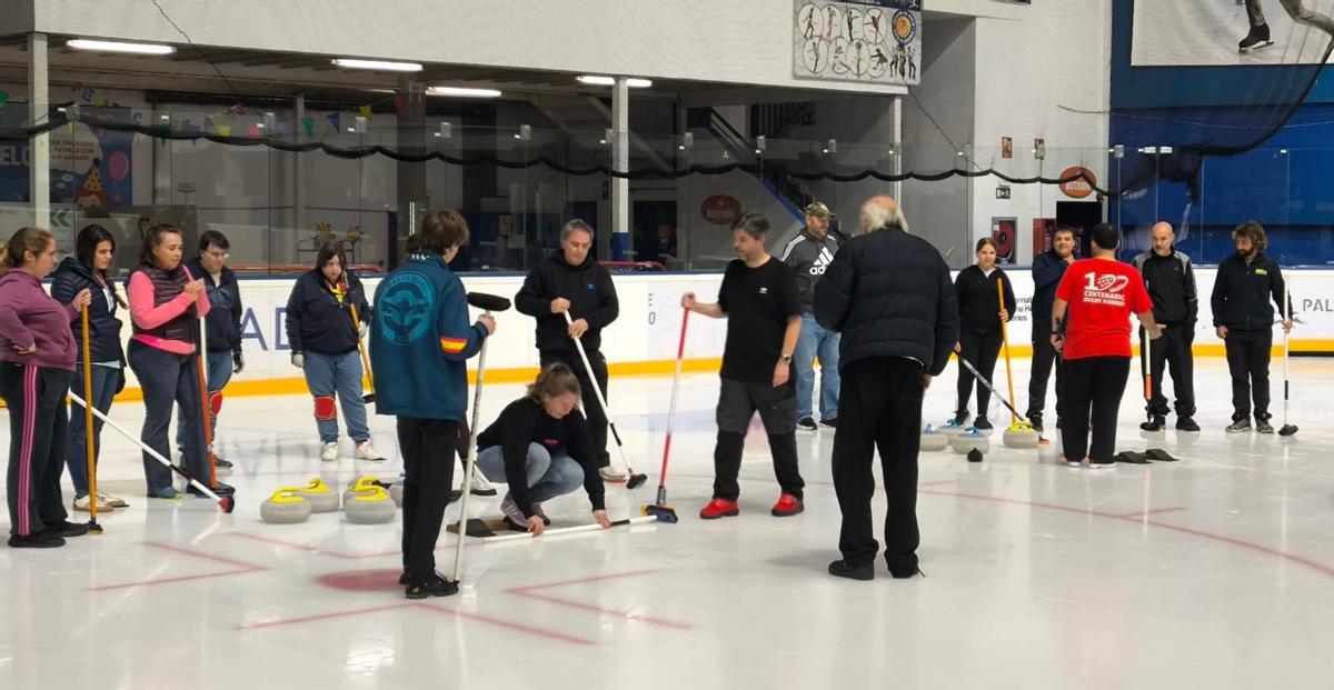 Jugadores entrenando en las instalaciones del Palacio del Hielo de Madrid