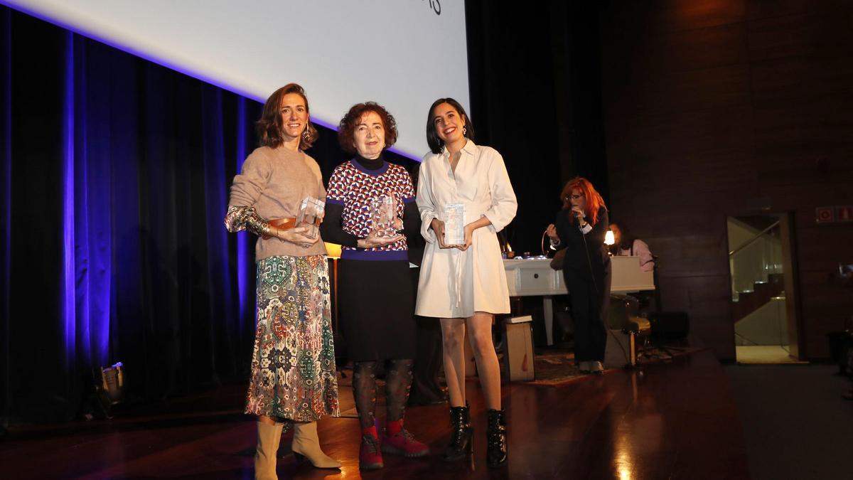 As premiadas da I Edición: Lorena Varela, xerente da Ruta do Viño, a escritora Marilar Aleixandre e Priscila Retamozo, Técnica en Igualdade.