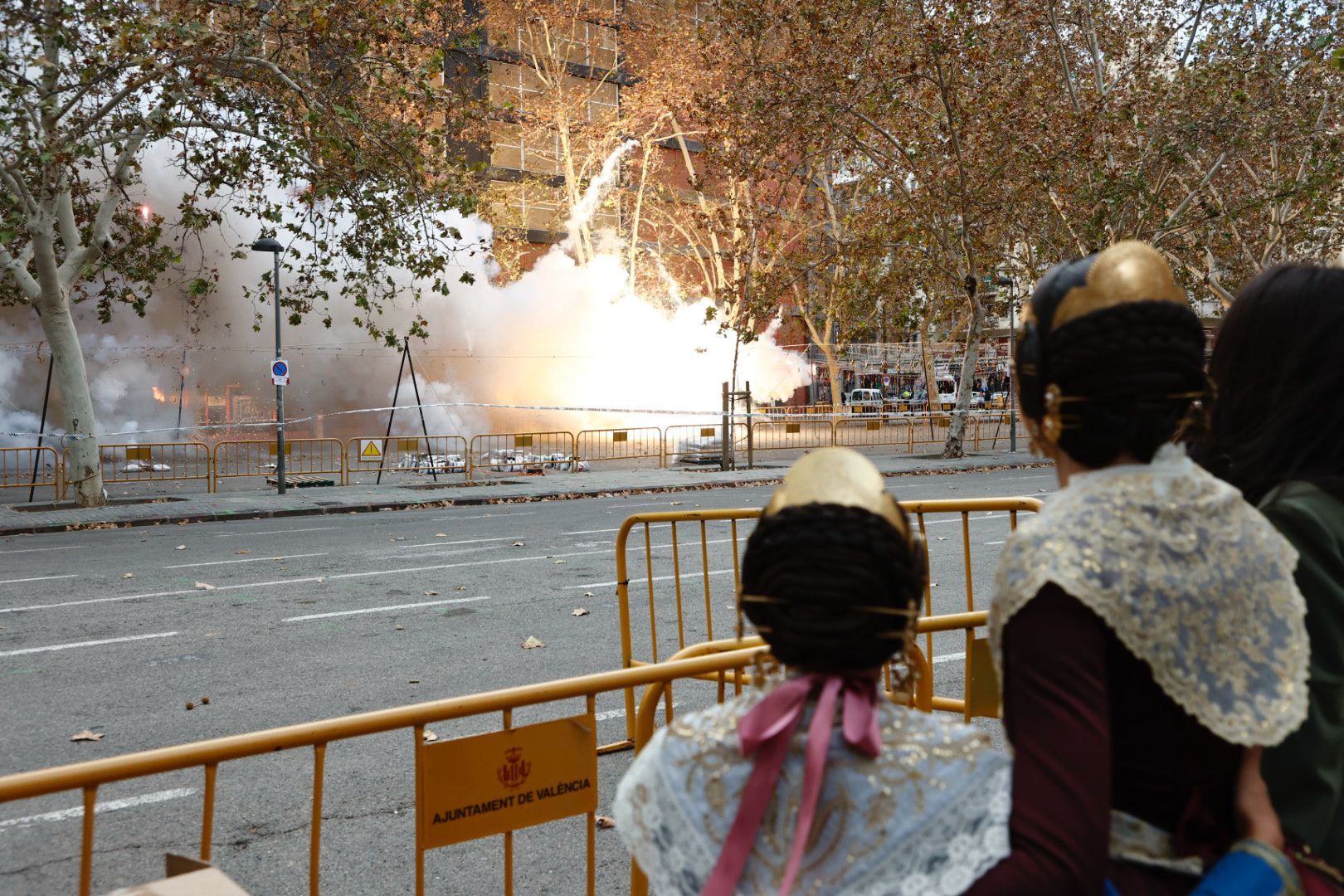 La primera "mascletà" de Marina y Maria Estela