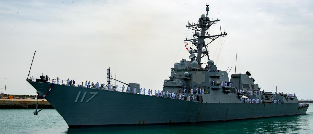 Un destructor de misiles estadounidense llega, el pasado 23 de junio, a su puerto en la base naval de Rota.