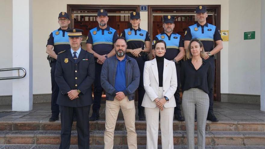 Los cinco nuevos oficiales con las autoridades.