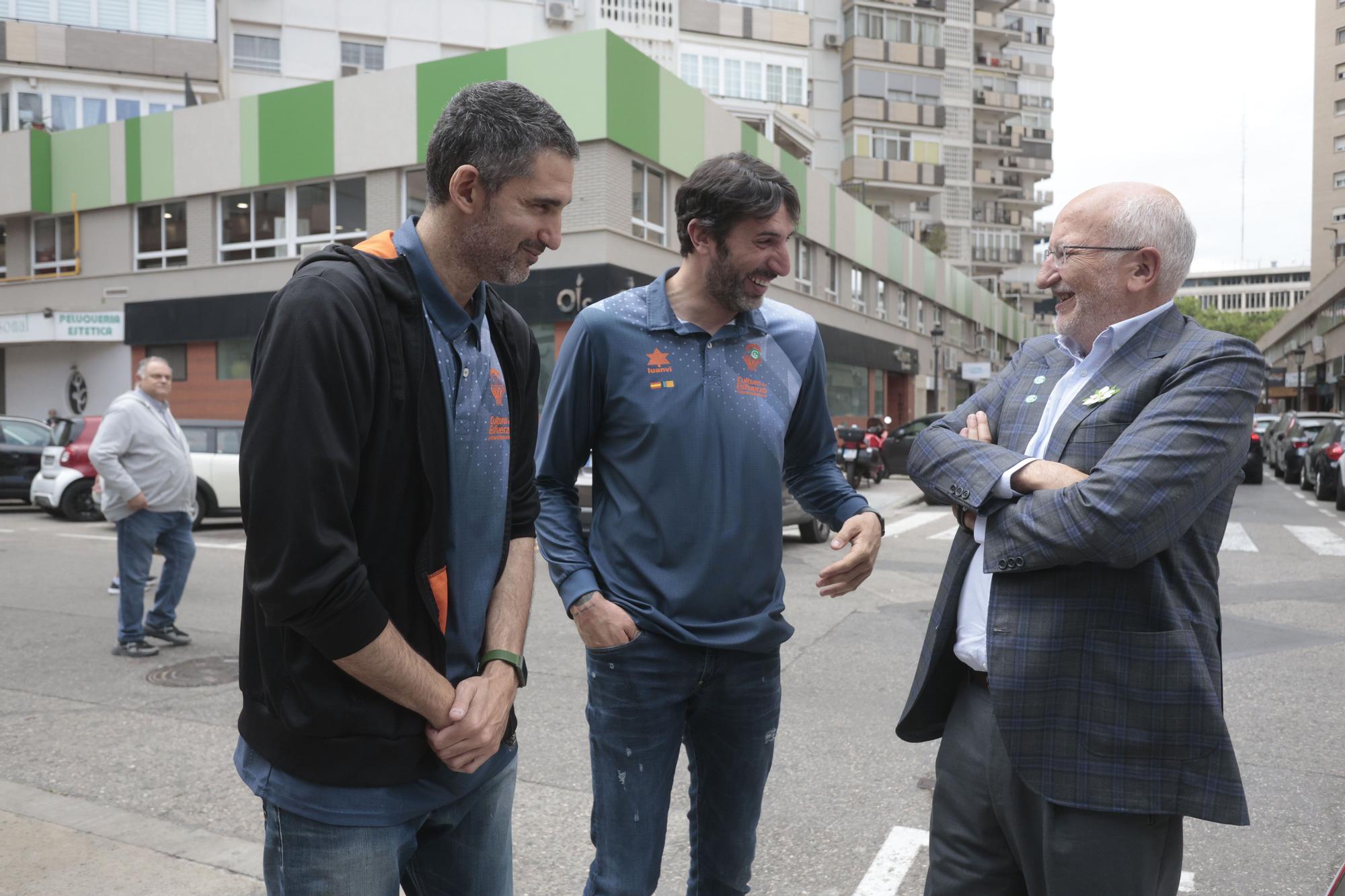 Mesa de cuestación contra el cáncer con Valencia Basket, Juan Roig y Hortensia Herrero