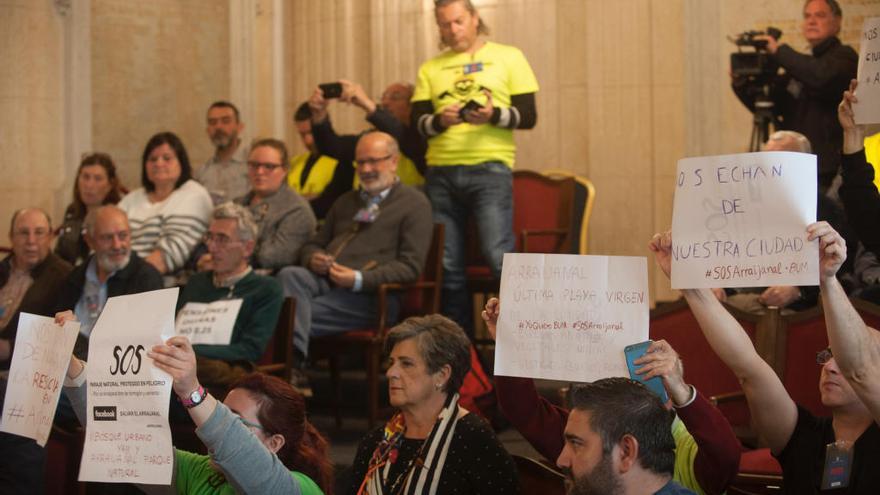 Protesta en el pleno de ayer.