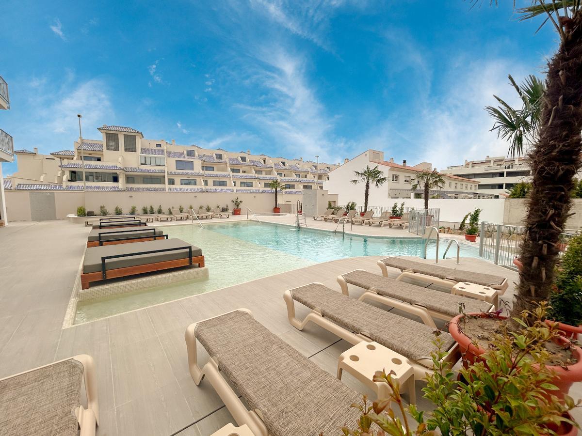 Piscina y solarium del hotel Event Tarifa de Q Hotels.