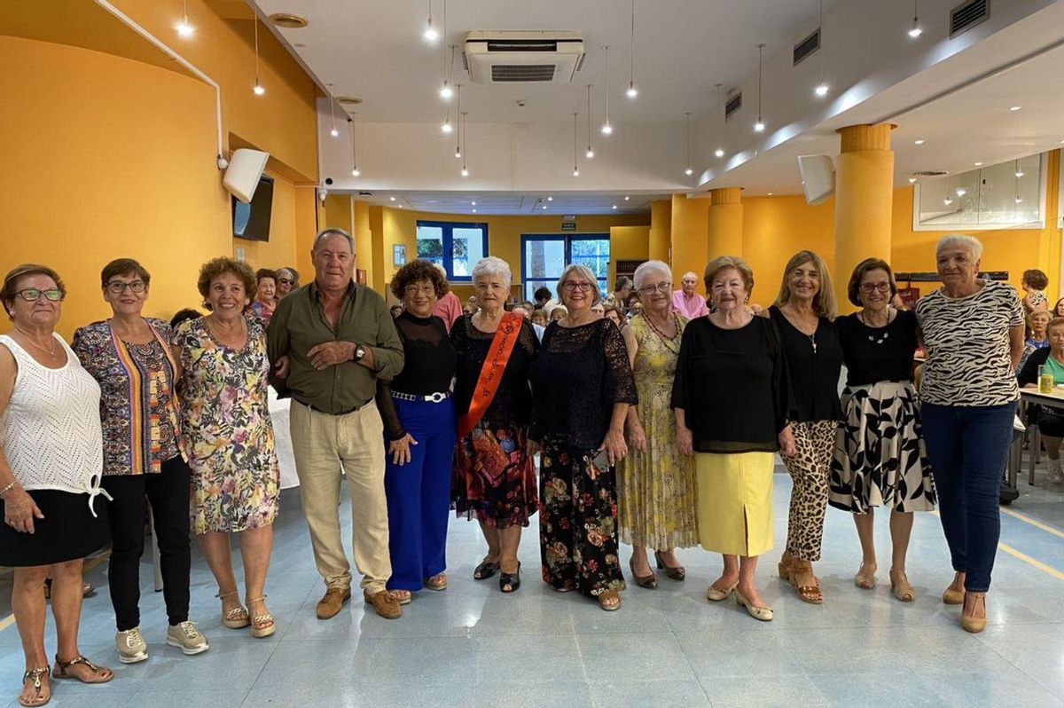 Foto de grupo de las personas premiadas y del equipo organizador. | TONI ESCOBAR
