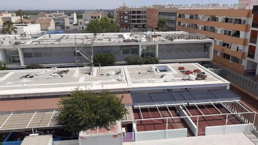 La azotea en obras del colegio de Moncofa incluido en el plan Edificant.