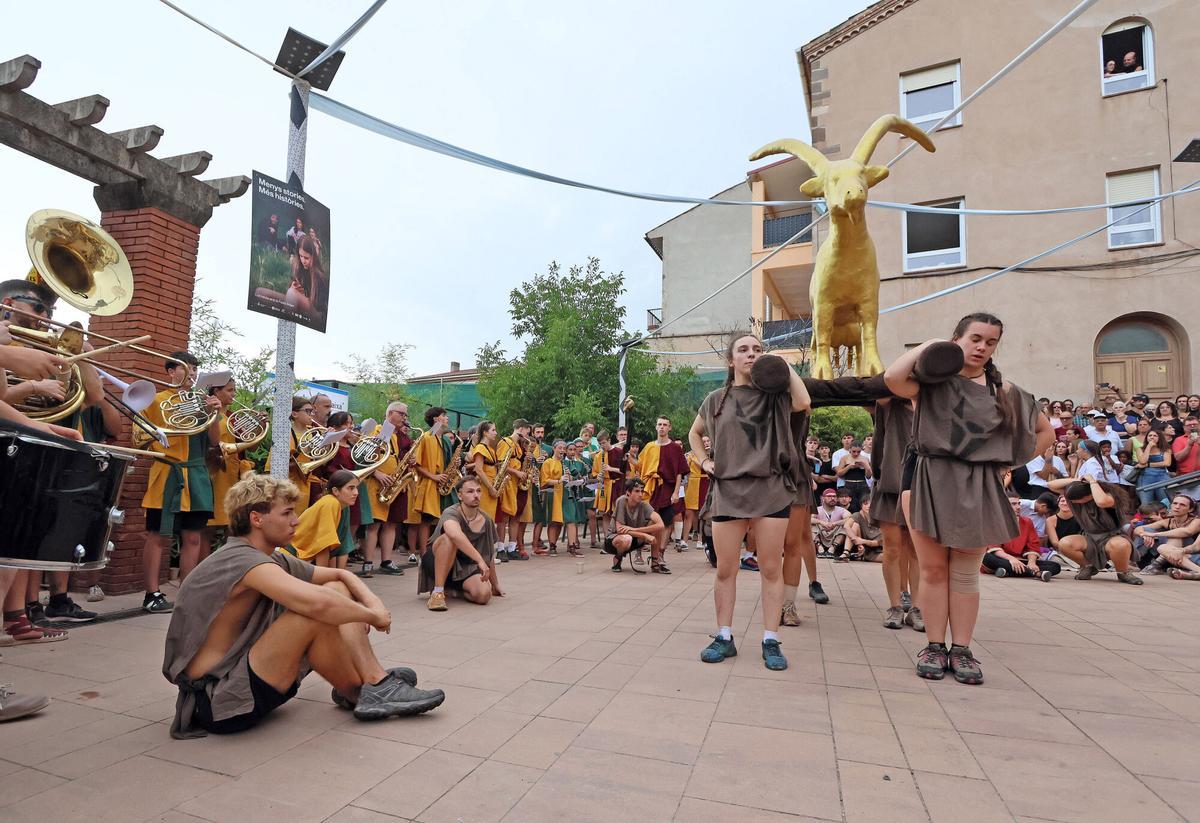 Les millors imatges de la cercavila de la Cabra d'Or, a Moià