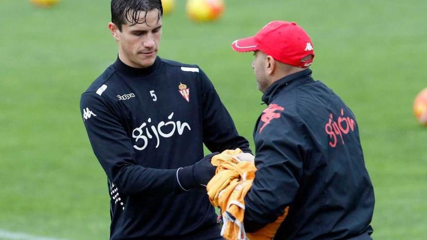 Bernardo recoge uno de los petos que porta Abelardo.