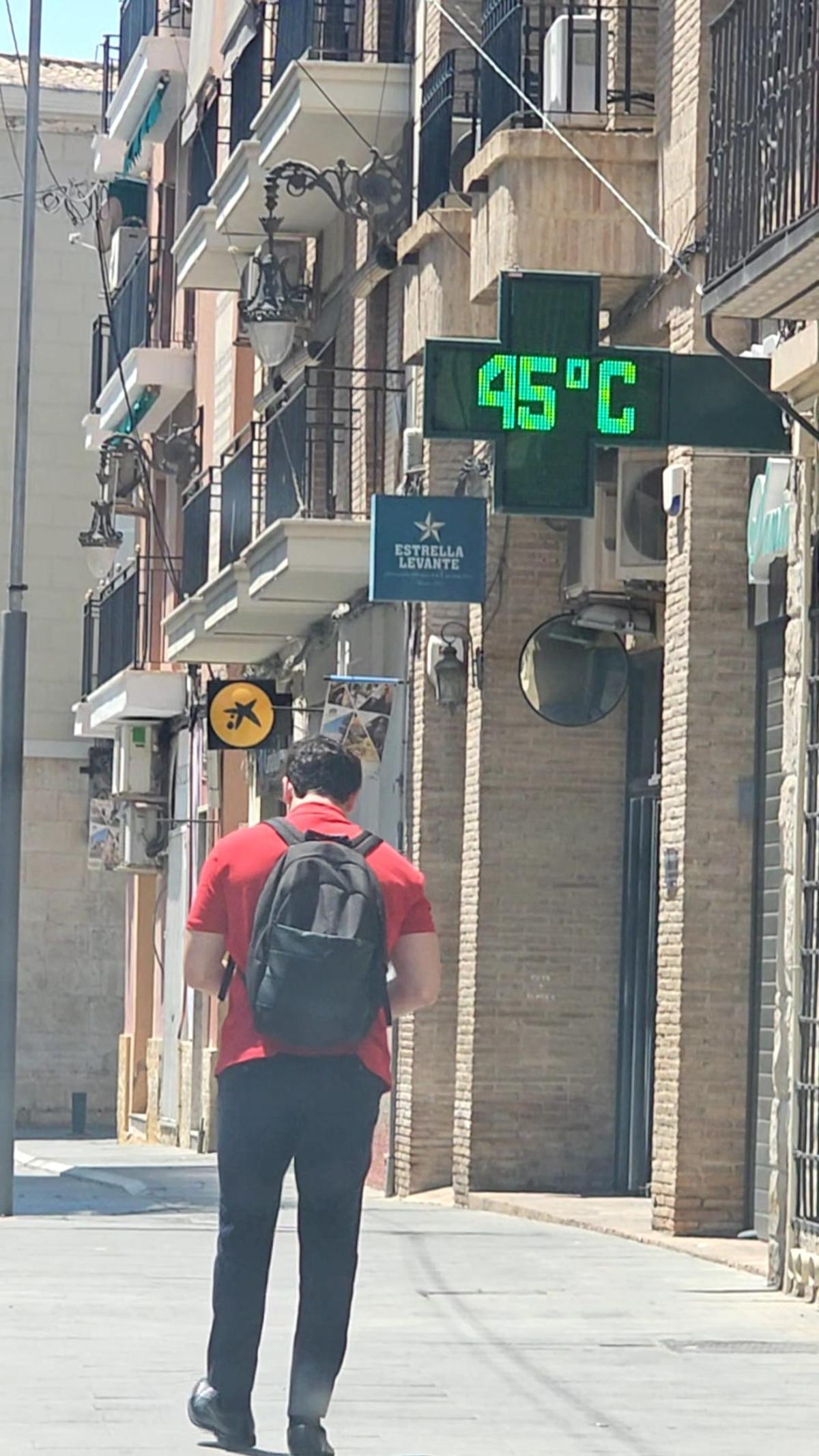 Un termómetro marca 45 grados este miércoles en Orihuela, donde la sensación térmica ha alcanzado los 49 grados