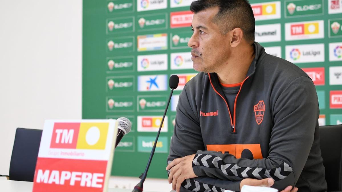 El técnico del Elche Jorge Almirón, este viernes en el Martínez Valero.