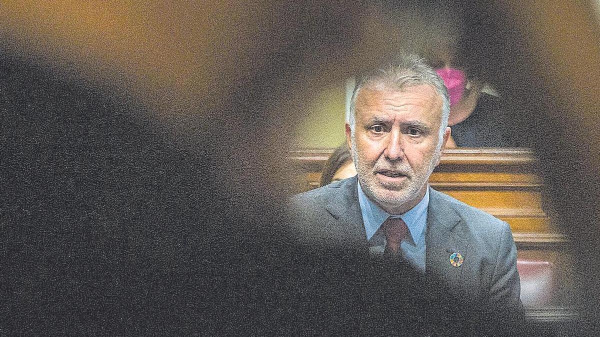 Un  fotógrafo toma una  imagen de Ángel Víctor Torres durante un pleno del Parlamento de Canarias.