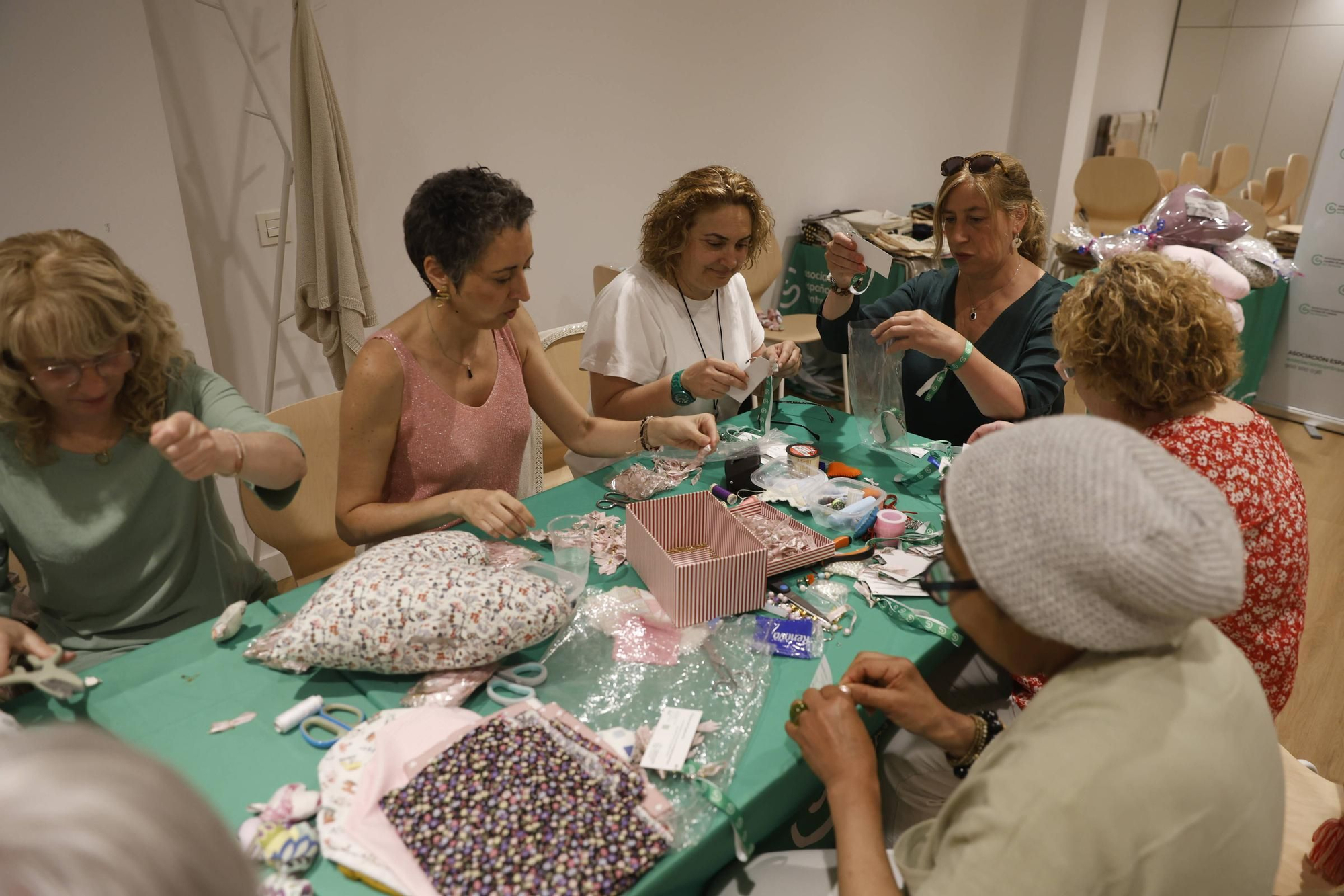 Corazones llenos de compañerismo en Gijón para mujeres operadas de cáncer de mama (en imágenes)