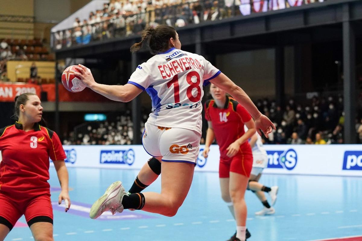 Yatsushiro (Japan), 04/12/2019.- Maitane Echeverria Martinez (C) of Spain shoots during the IHF Women’s World Championship match between Kazakhstan and Spain in Yatsushiro, Japan, 04 December 2019. (Balonmano, Japón, Kazajstán, España) EFE/EPA/HIROSHI YAMAMURA