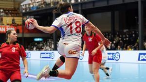 Yatsushiro (Japan), 04/12/2019.- Maitane Echeverria Martinez (C) of Spain shoots during the IHF Women’s World Championship match between Kazakhstan and Spain in Yatsushiro, Japan, 04 December 2019. (Balonmano, Japón, Kazajstán, España) EFE/EPA/HIROSHI YAMAMURA