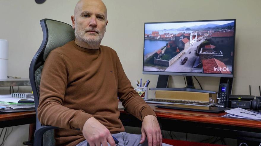 Morales junto a una de 
las imágenes de 
Vilagarcía que recrea en 
su vídeo. 
|  Iñaki Abella