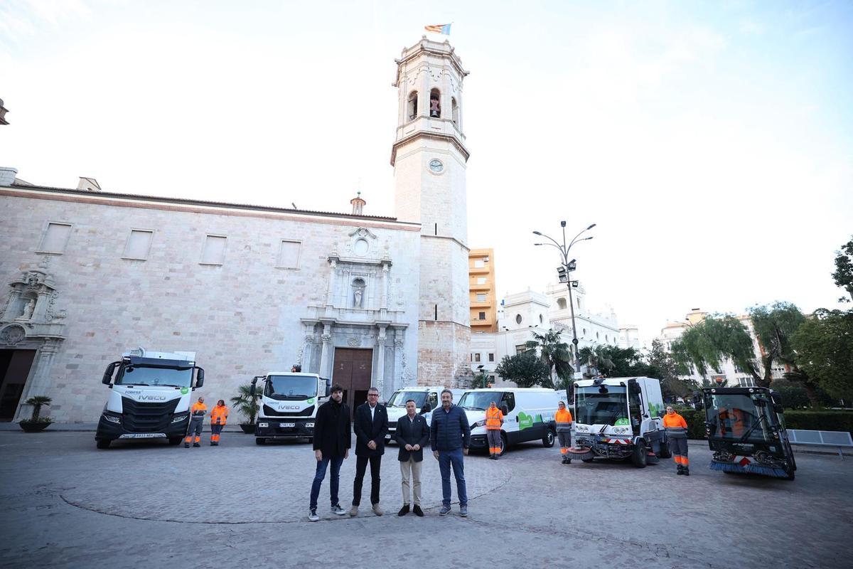 El alcalde, el concejal de Vía Pública y responsables de Fobesa, delante de la nueva maquinaria.