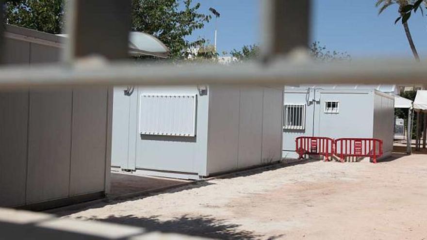 Imagen tomada desde el exterior de los barracones del colegio de Las Bayas.