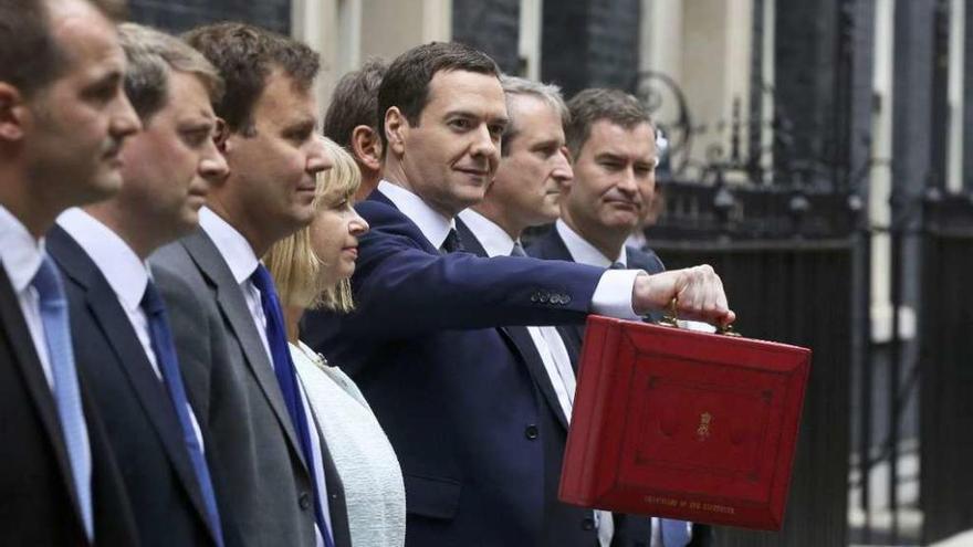 Osborne y su equipo muestran a la prensa el maletín que contiene el proyecto de Presupuestos.  // Reuters