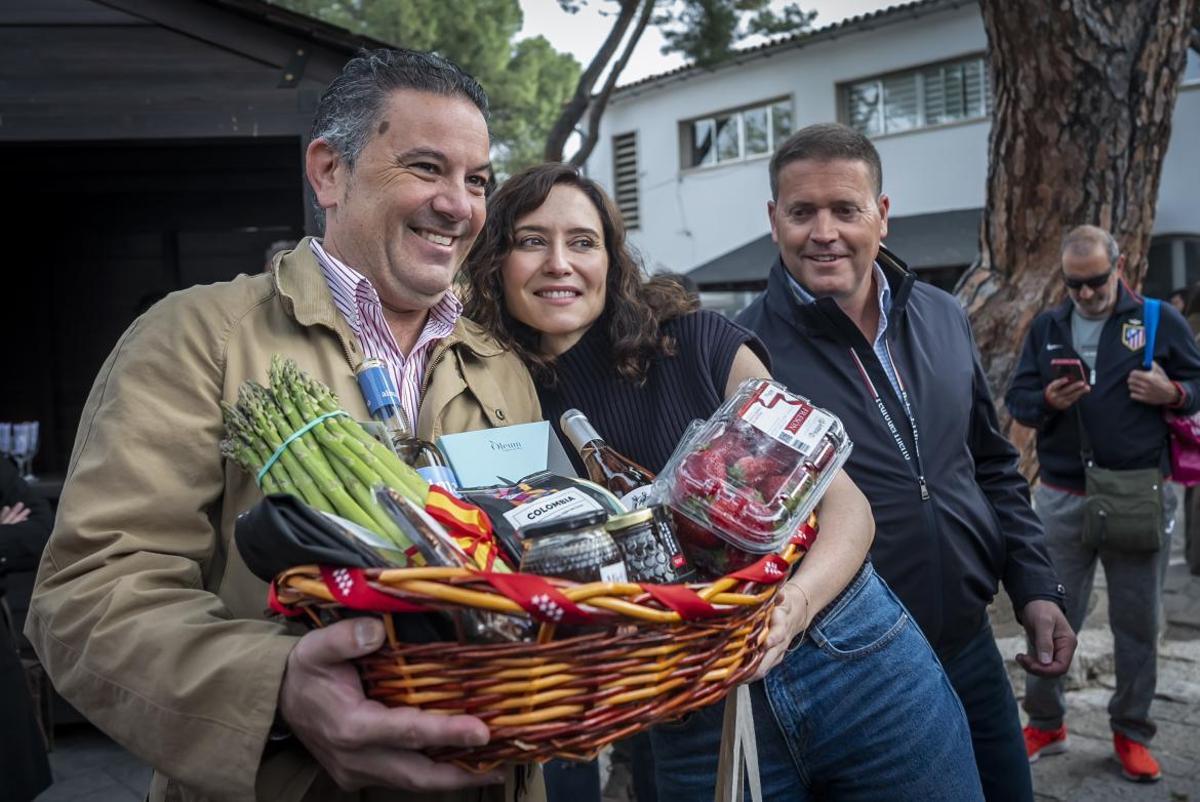 Díaz Ayuso anuncia la renovación de dos ayudas para la incorporación de agricultores y ganaderos al sector primario.