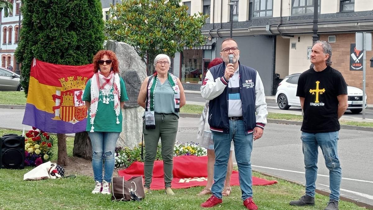 El alcalde de Langreo se dirige a los asistentes en la ofrenda floral celebrada el pasado año.