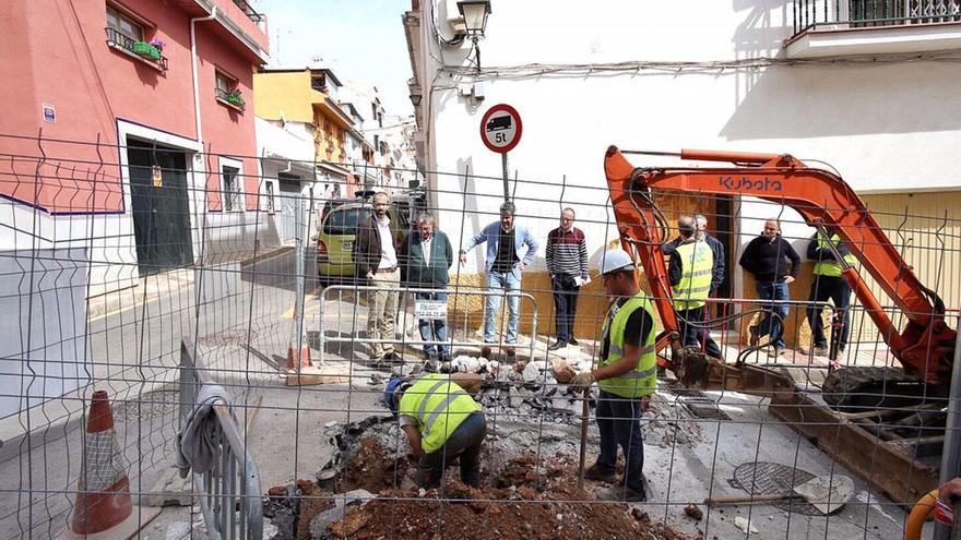 El alcalde, Víctor Navas, supervisa las obras.