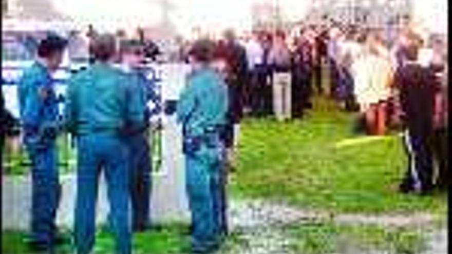 La Guardia Civil tuvo que velar por que el entierro se celebrase con relativa normalidad.  / BERNABÉ / PATRICIA F.