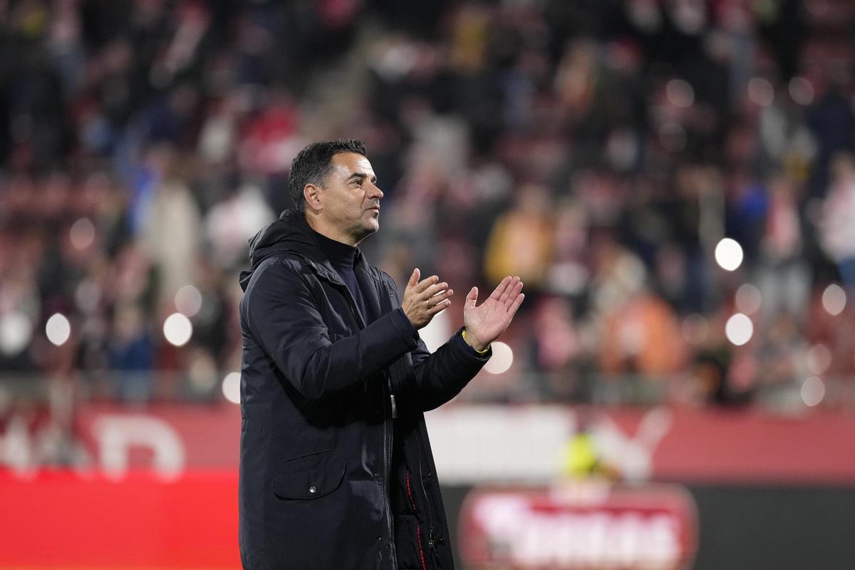 Míchel Sánchez, aplaudint a l’afició del Girona en un partit a l’estadi de Montilivi.