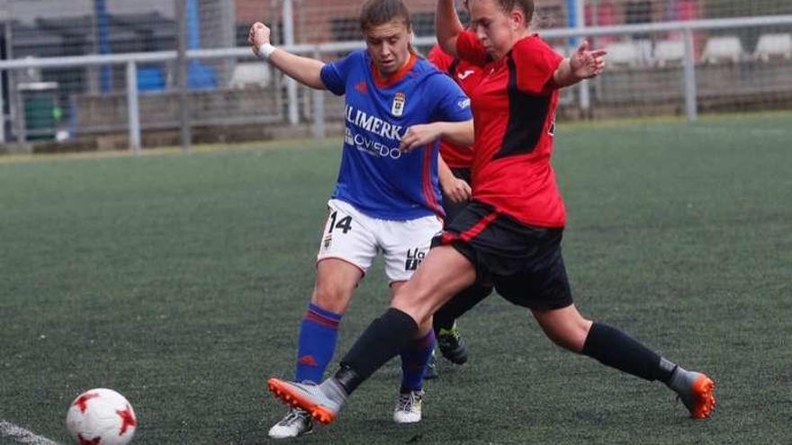 Una acción del Real Oviedo-Victoria, en el Díaz Vega.