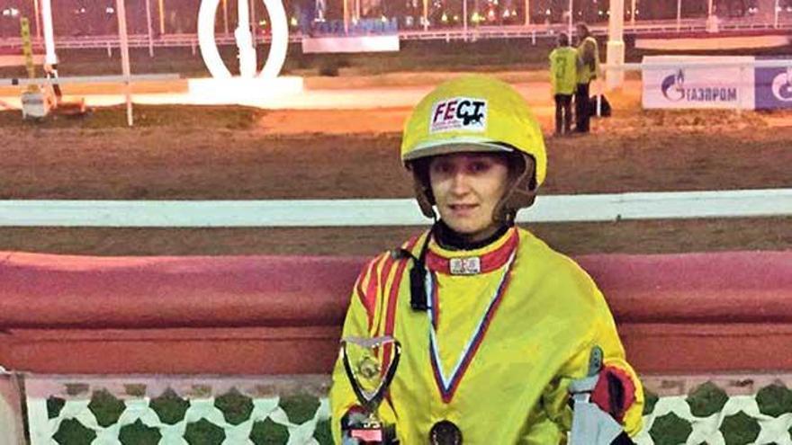 Cati Riera con su trofeo ante la meta de Moscú.