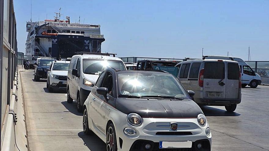 Entrada de coches en el puerto de Formentera.