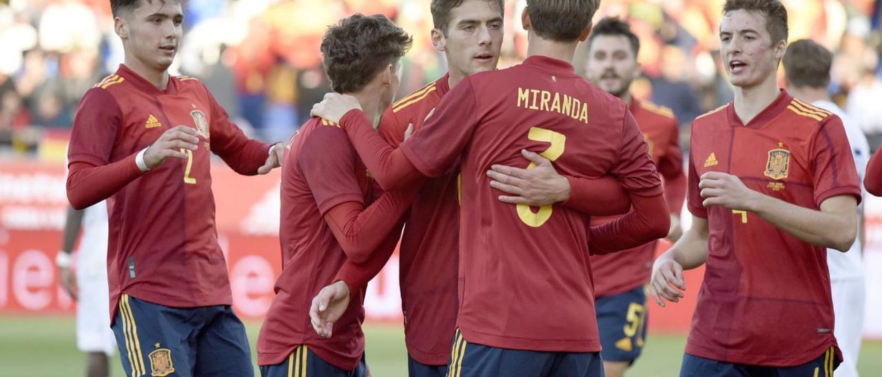 Arnau, Riquelme (esquerra) i Pacheco (dreta) celebren un gol de la sub21 amb Gragera i Miranda. | JAVIER BLASCO/EPC