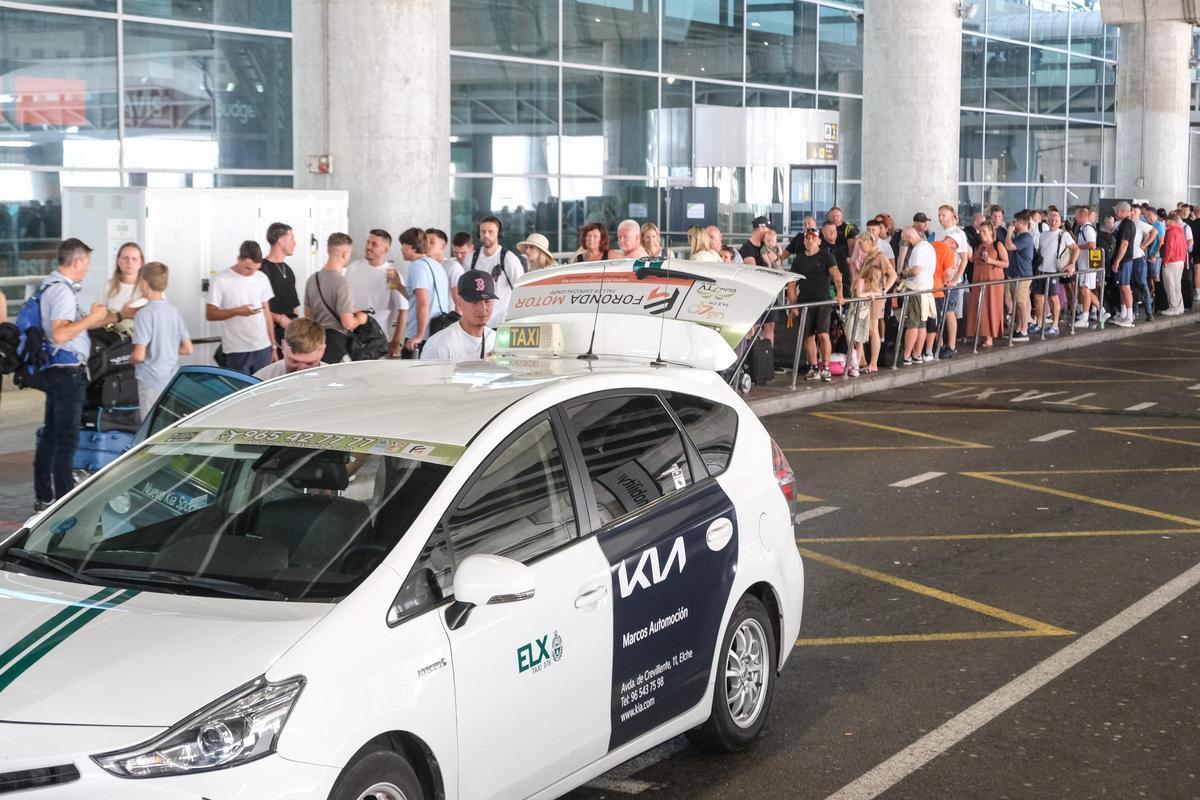 Un taxi recoge pasajeros en el aeropuerto