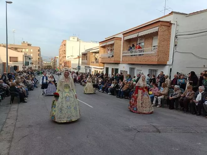 Las comisiones falleras de Bétera celebran su ofrenda