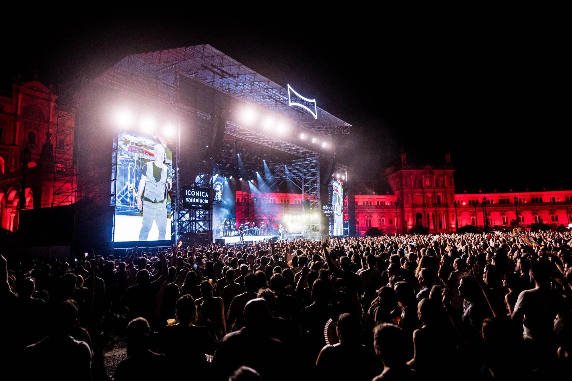 Fotogalería | Love of Lesbian e Iván Ferrerio en Icónica Santalucía Sevilla Fest