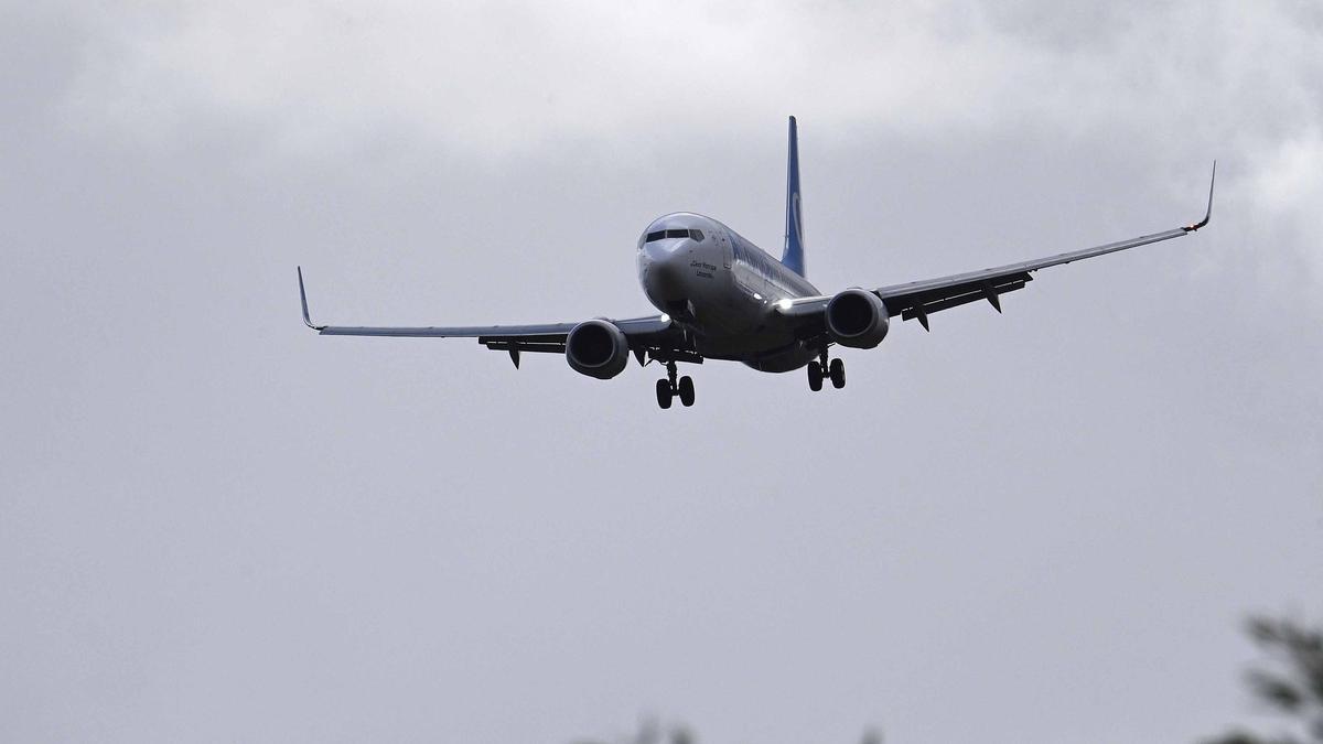 Un avión de Air Europa aterrizando en el aeropuerto de Peinador durante este mes de marzo en pleno invierno