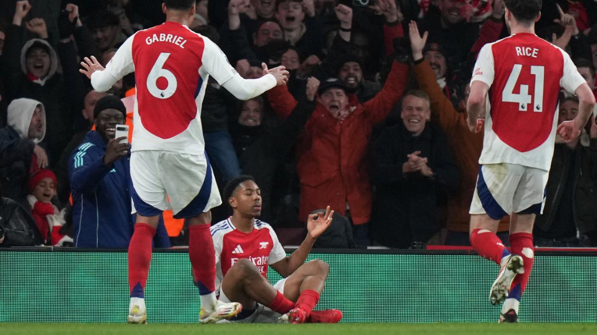 Myles Lewis-Skelly celebra su gol ante el Manchester City