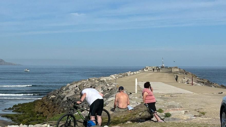 Los GEAS buscan un posible cuerpo en Salinas tras el hallazgo de un submarinista