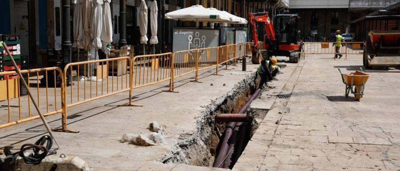 Obra de canalización subterránea de cable eléctrico en Hermanos Orbón. En el recuadro, una de las estructuras localizadas. | M. V. / M. F.