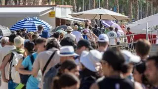 Largas colas a pleno sol en Alicante para embarcar hacia Tabarca: "No es normal tener que venir media hora antes si no hay sombra"