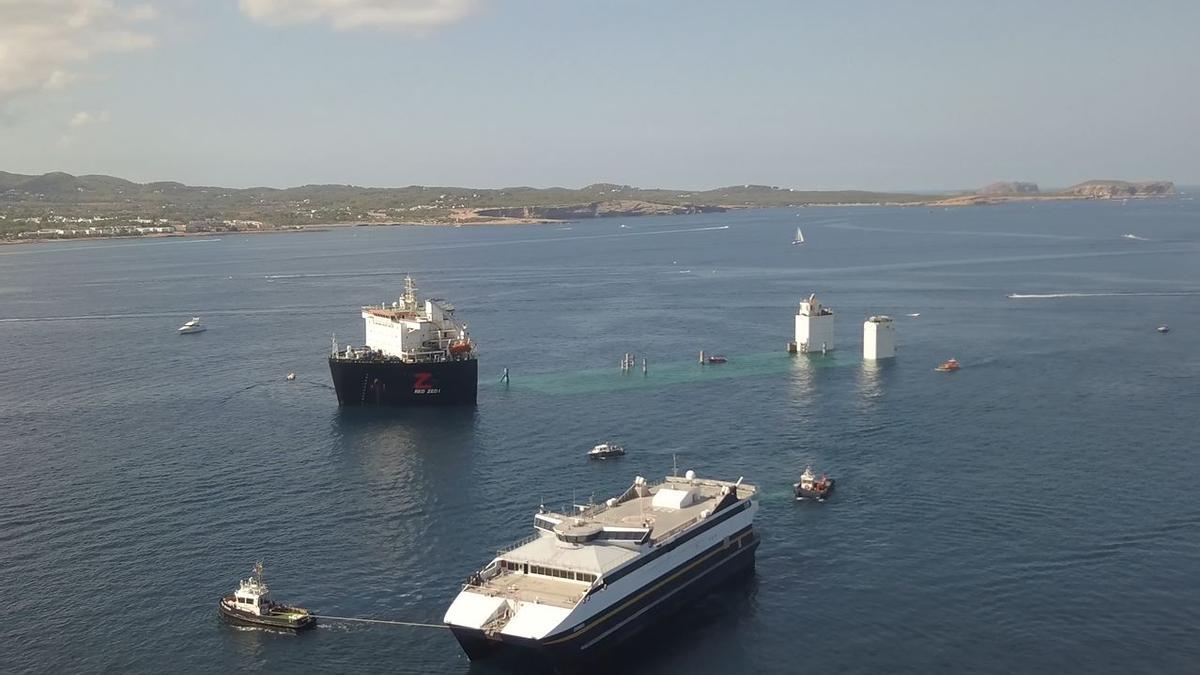 El carguero 'Red Zed 1' libera los buques de Trasmapi en la bahía de Sant Antoni