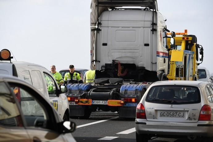 22-04-19 SUCESOS. AVENIDA MARITIMA. LAS PALMAS DE GRAN CANARIA. Accidente a primera hora de la mañana. Fotos: Juan Castro.  | 22/04/2019 | Fotógrafo: Juan Carlos Castro