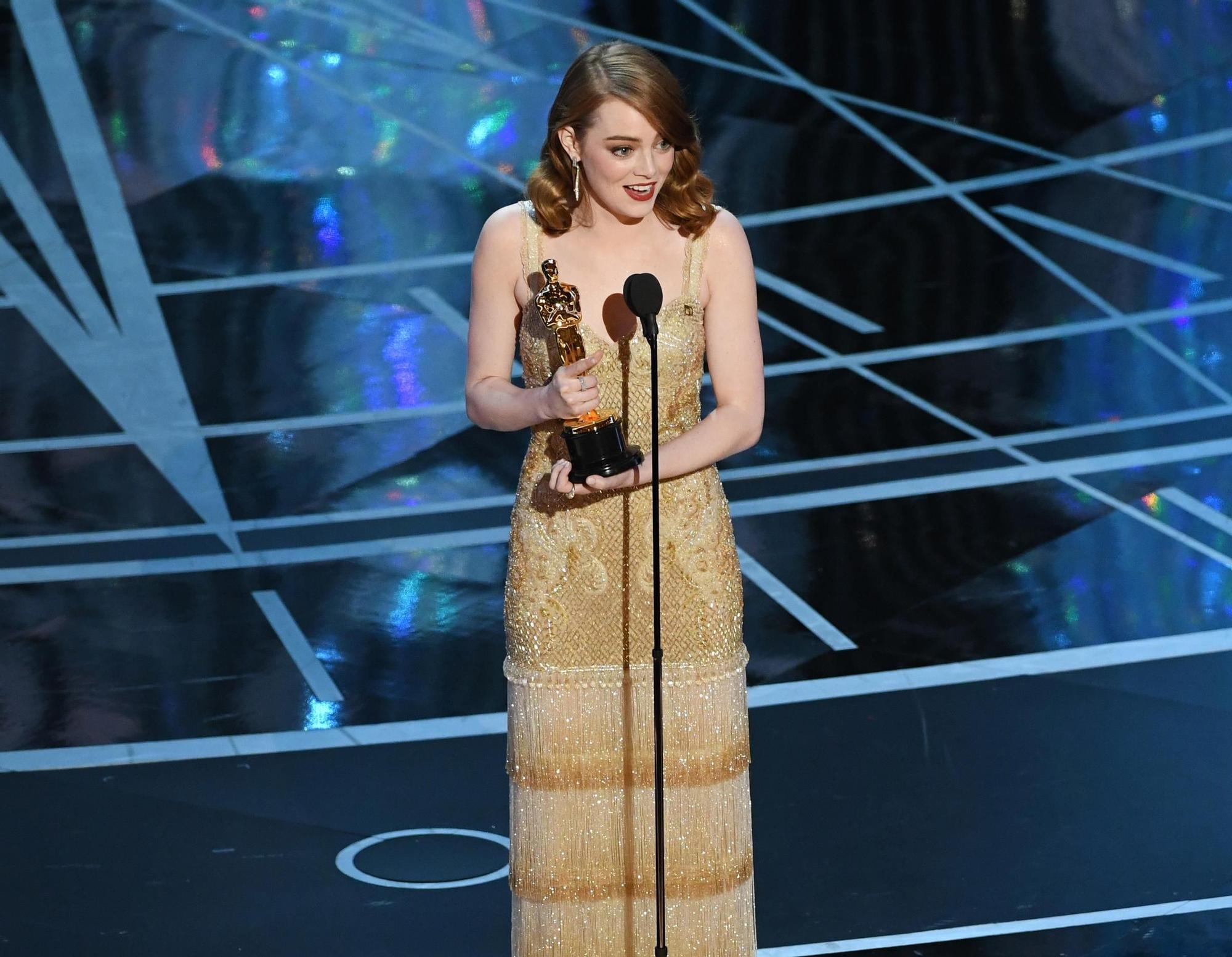 Emma Stone gana el Oscar a 'Mejor Actriz' por su papel protagonista en La La Land en 2017.