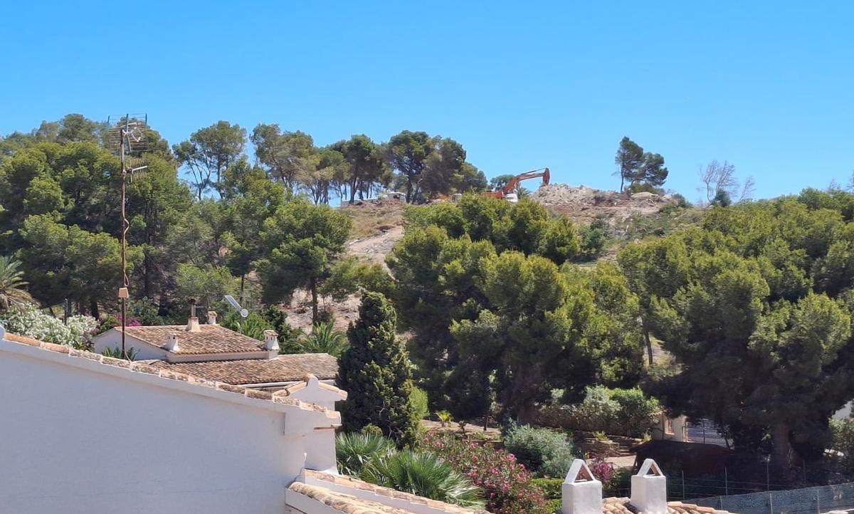 Los trabajos de demolición se llevan a cabo en el montículo litoral del Tossal de l'Asprar