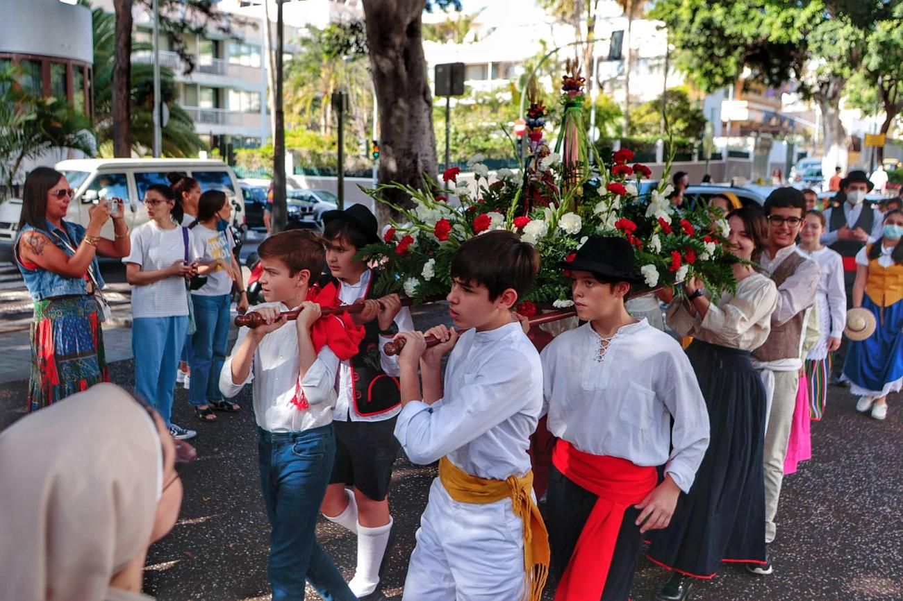 Romería infantil del colegio de La Pureza por la rambla de Santa Cruz