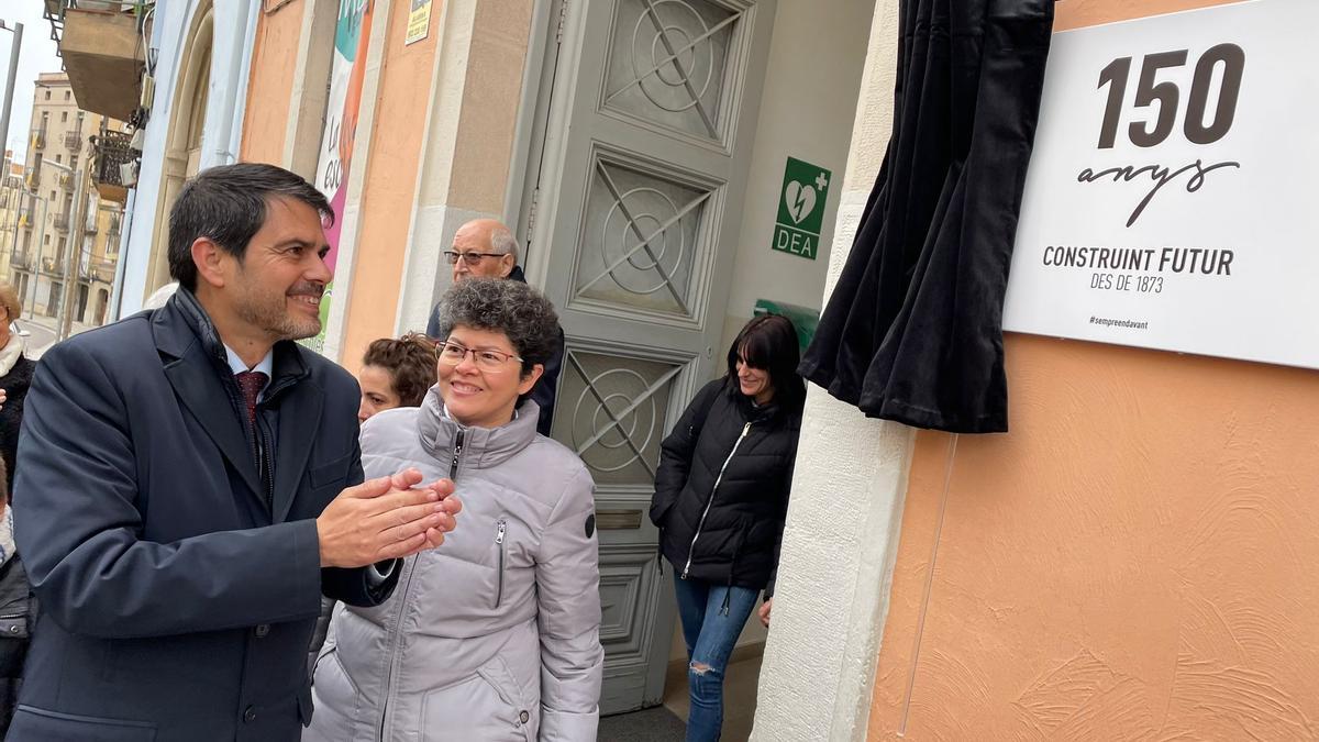 L'alcalde Marc Castells en la descoberta de la placa dels 150 anys de l'escola