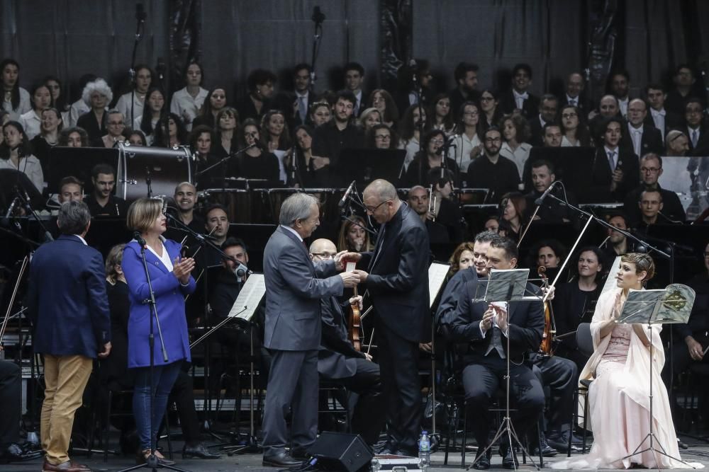 Carmina Burana abarrota la plaza de la Catedral de Oviedo