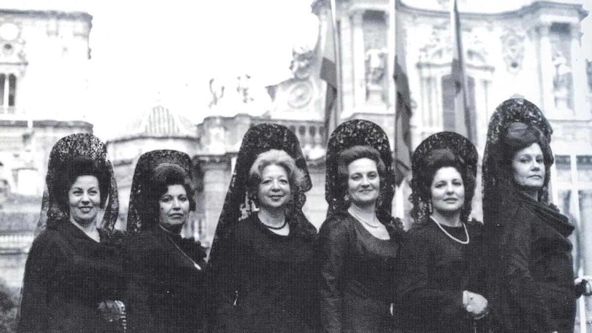 Manolas en la plaza de Jueves Santa en la plaza de Belluga. 1960. Foto: Archivo / TLM