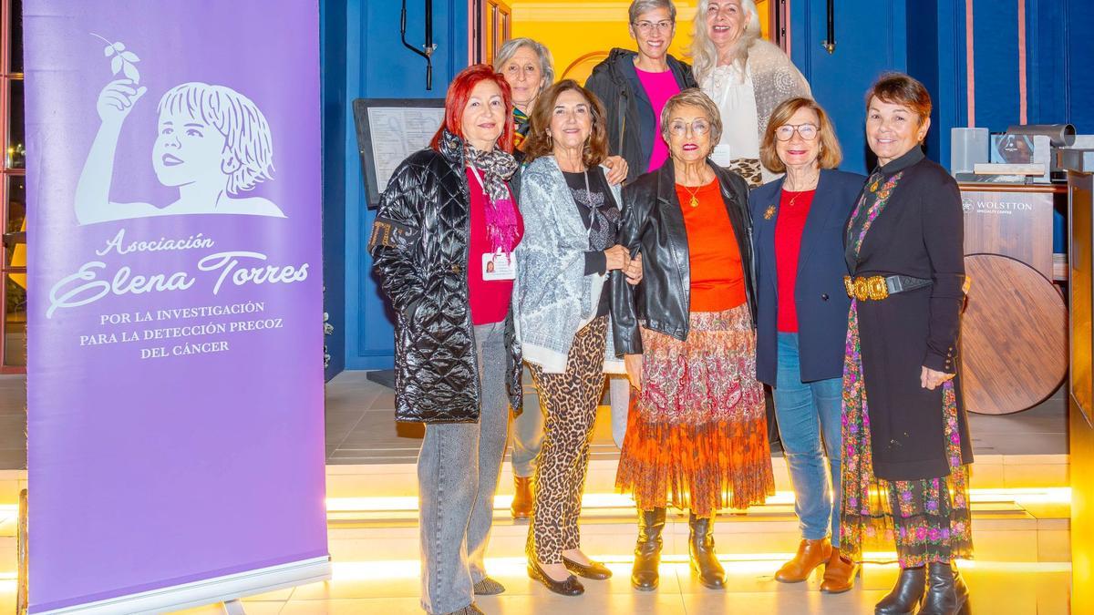 Mari Carmen Gutiérrez, primera a la derecha, con las voluntarias de la Asociación Elena Torres en la merienda de Navidad